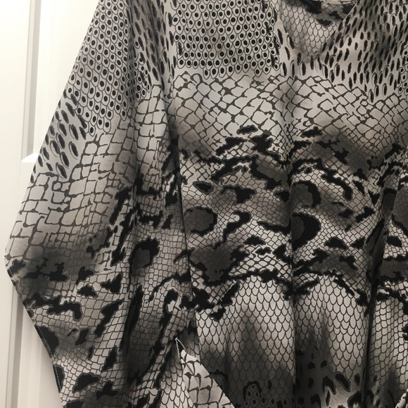 NWT Natori Women's Gray Python Print Dolman Sleeve Belted Tunic Top Sz S-M - Picture 3 of 6